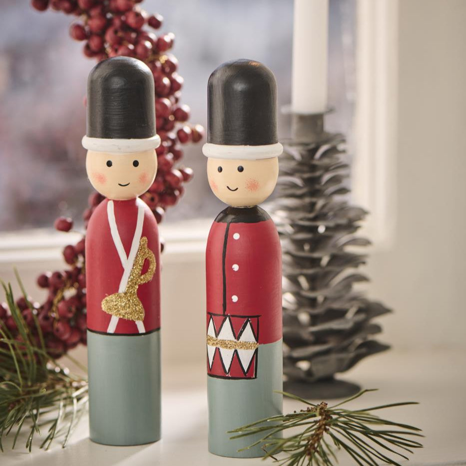 Gardist mit Trompete stehend - Ib Laursen