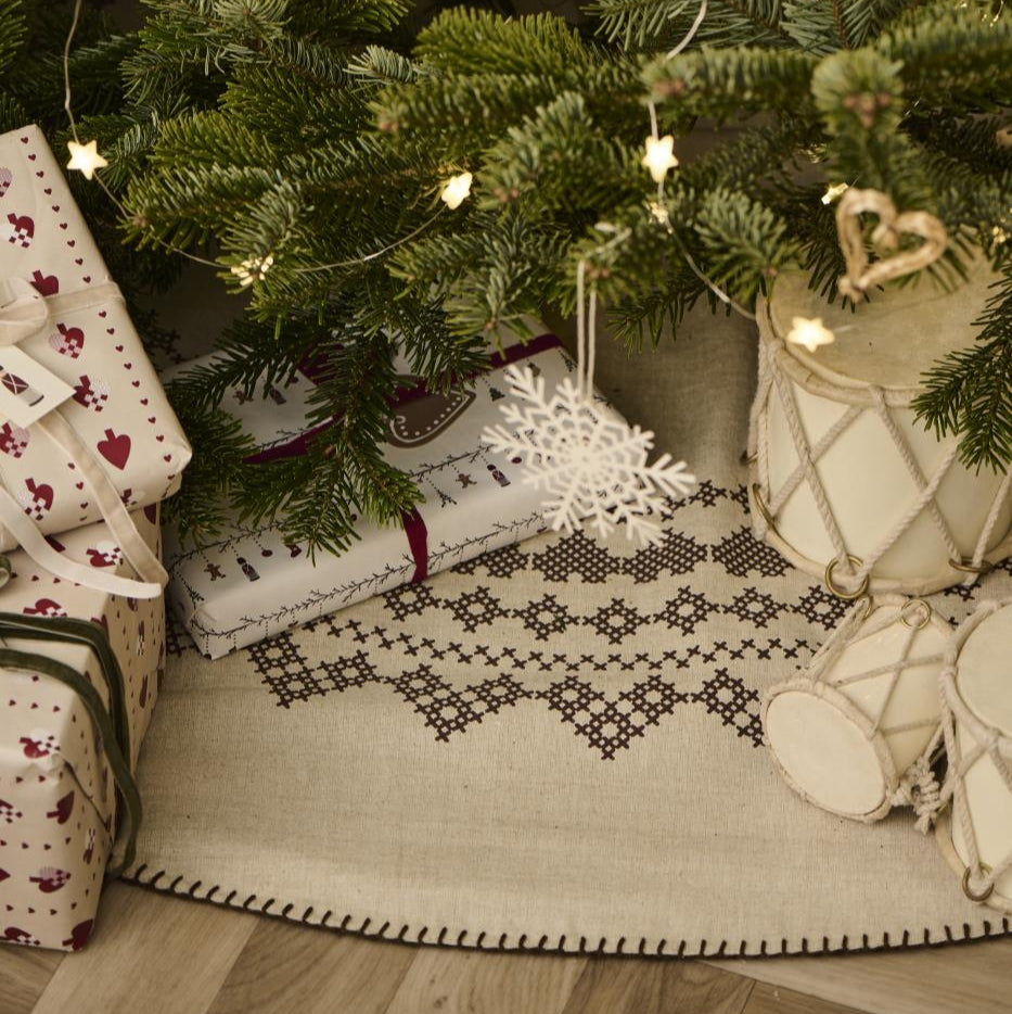 Weihnachtsbaumteppich natur mit dunkelbraunem Muster und Randstickerei - Ib Laursen