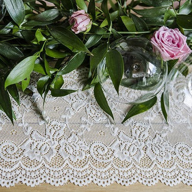 Spitze in gebrochenem weiß