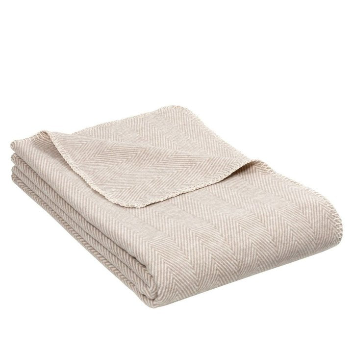 Kuscheldecke "Finn" mit Fischgrätmuster taupe - Riema