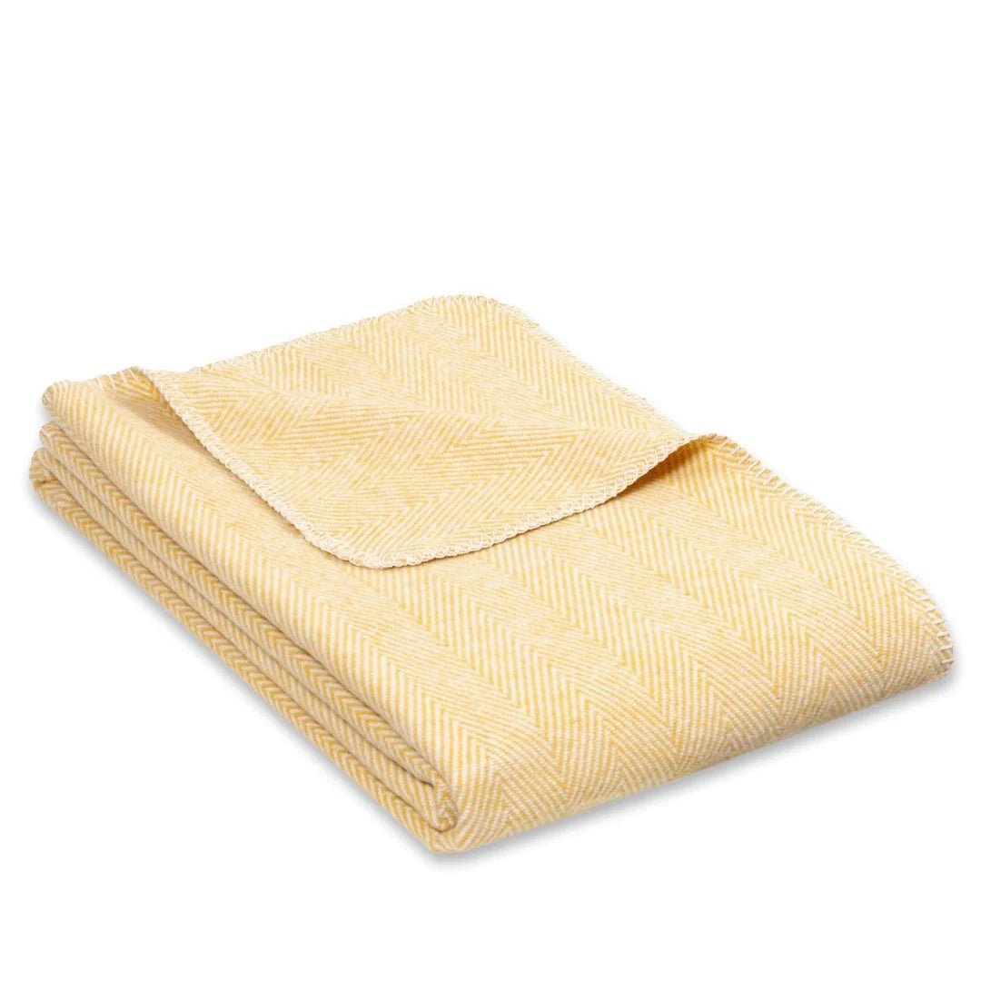 Kuscheldecke "Finn" mit Fischgrätmuster senfgelb - Riema