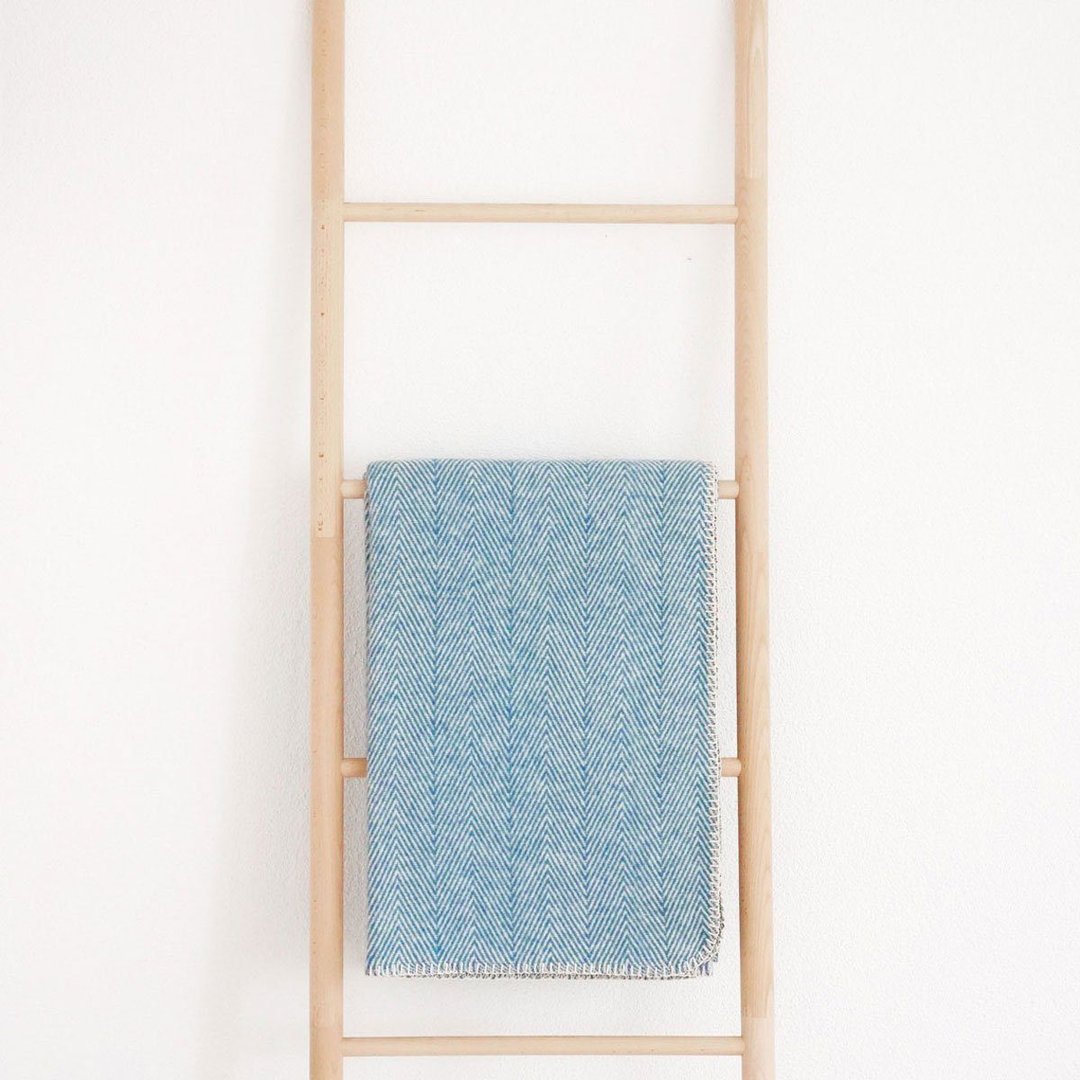 Kuscheldecke "Finn" mit Fischgrätmuster blau - Riema