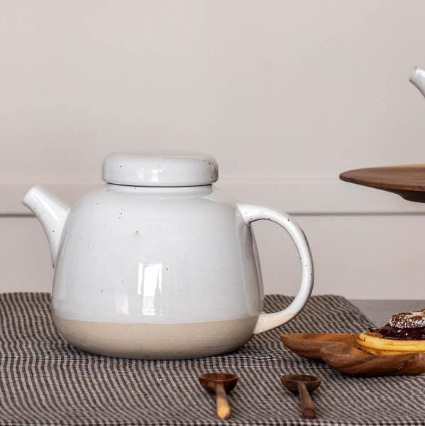 Teekanne Soft XL 1400 ml Cer weiße Glasur mit Punkten - Kinta