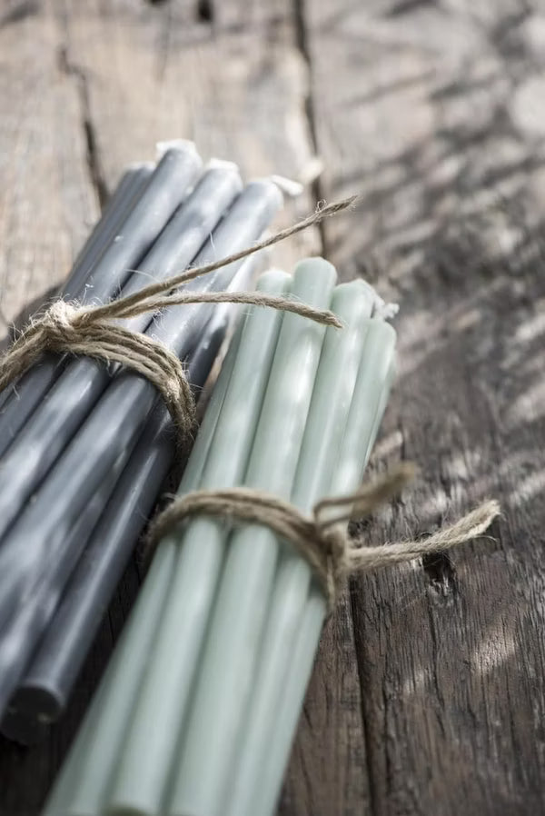 Dünne hohe Kerze staubig grün 5er Set- Ib Laursen
