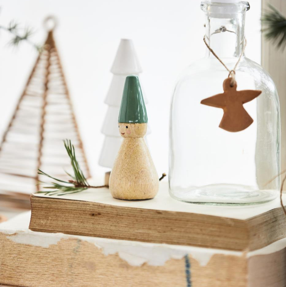 Wichtelmännchen stehend mit grünem Hut - Ib Laursen