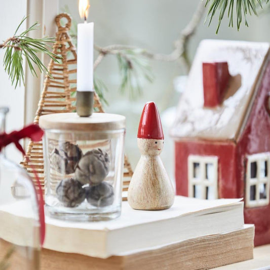 Wichtelmännchen stehend mit rotem Hut - Ib Laursen