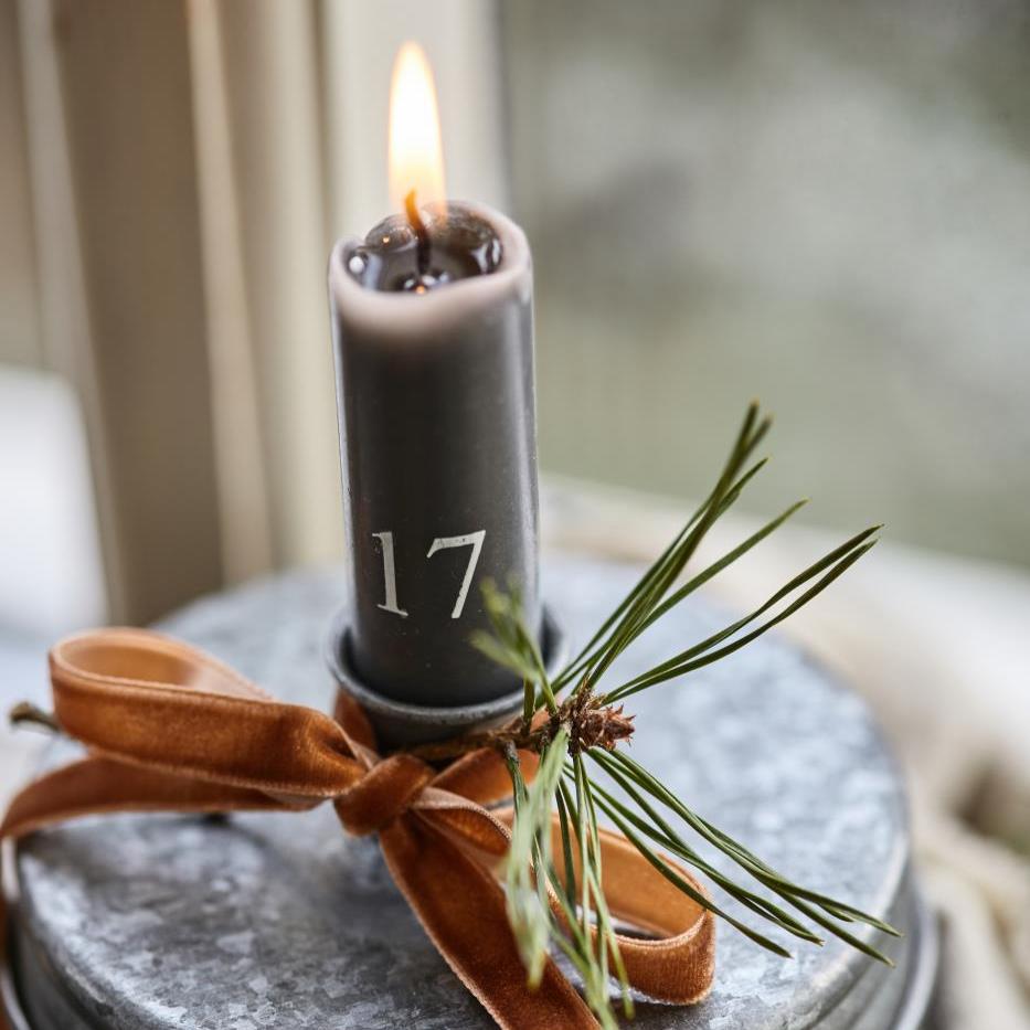 Stabkerzen 1-24 dunkelgrau mit weißen Zahlen - Ib Laursen