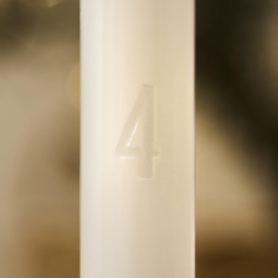 Adventskerzen weiß mit eingeprägten Zahlen 1-4 - Ib Laursen