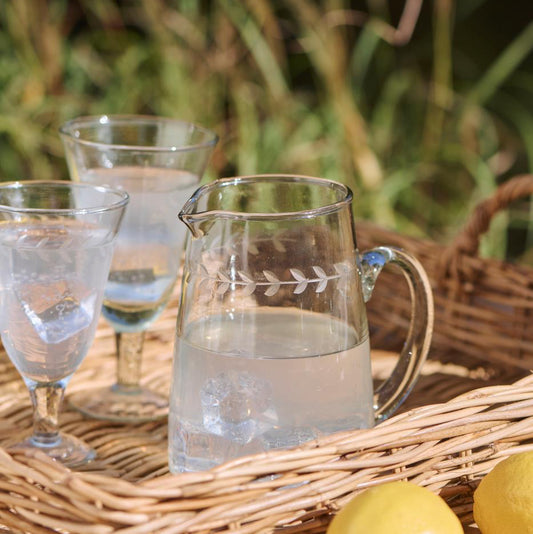 Kanne klares Glas mit Henkel und Blätterranke 800 ml - Ib Laursen