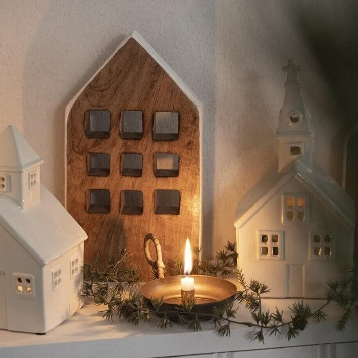 Haus stehend mit 9 Fenstern weiße Seiten - Ib Laursen