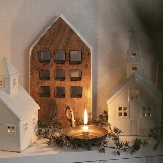 Haus stehend mit 9 Fenstern weiße Seiten - Ib Laursen