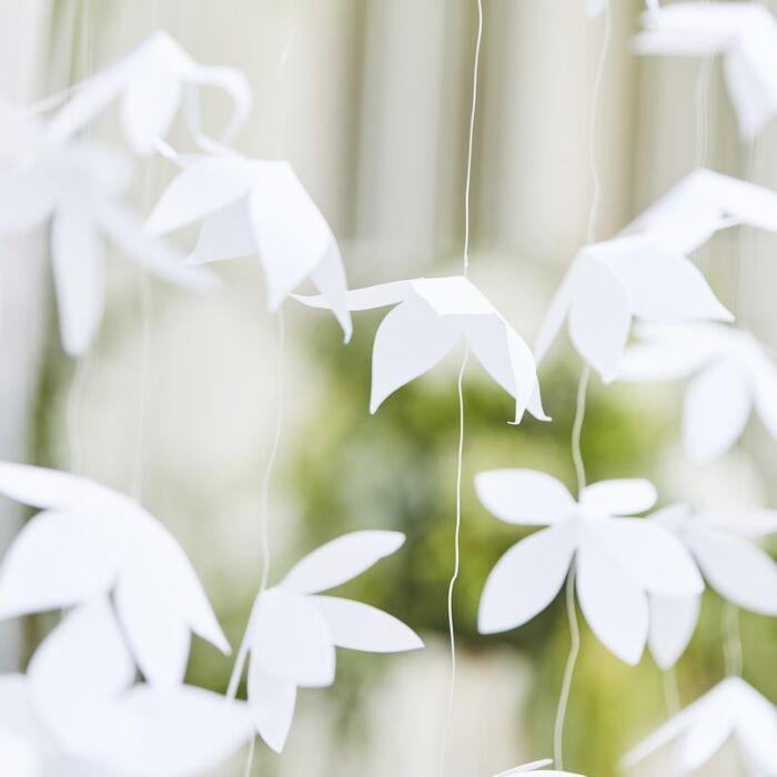 Vorhang aus Blumen - weiß