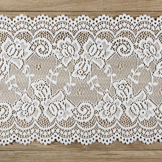 Spitze in gebrochenem weiß