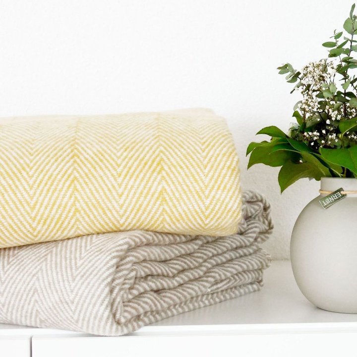 Kuscheldecke "Finn" mit Fischgrätmuster taupe - Riema