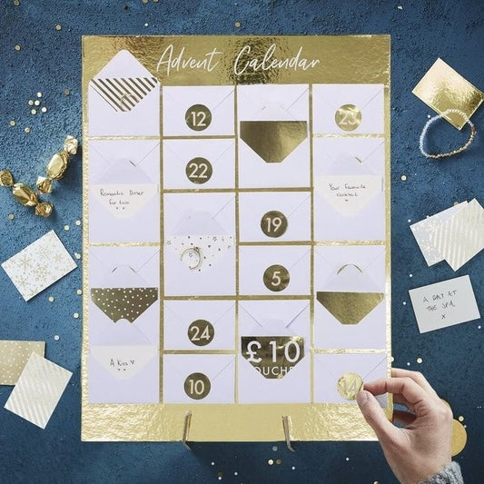 Adventskalender gold mit kleinen Umschlägen