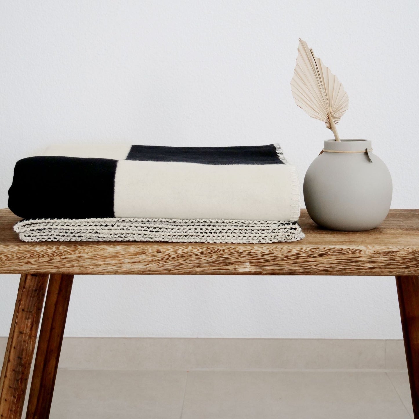 Kuscheldecke "Clara" Quadrate schwarz-natur - Riema