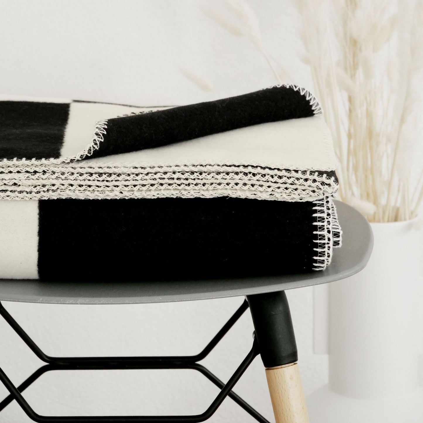 Kuscheldecke "Clara" Quadrate schwarz-natur - Riema