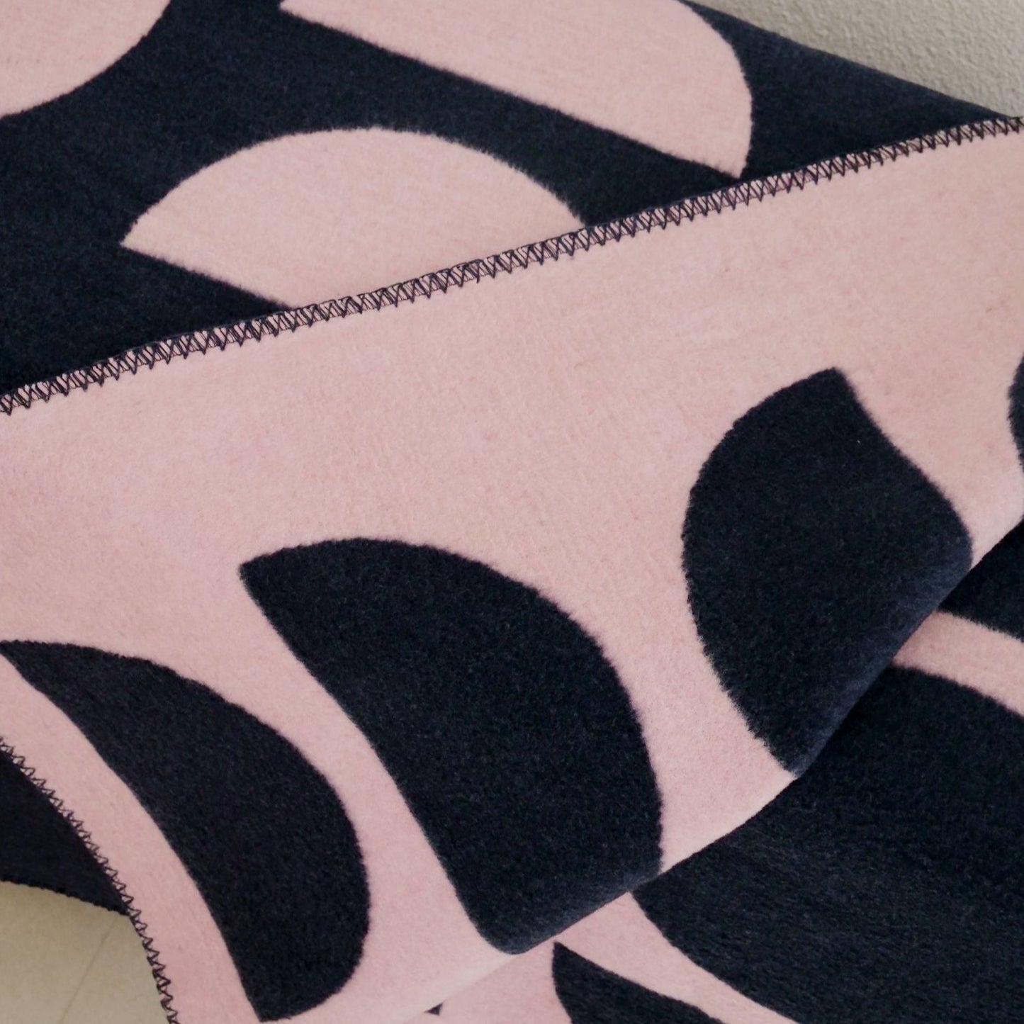 Kuscheldecke "Maja" aus recycelter Baumwolle rosa-blau