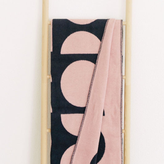 Kuscheldecke "Maja" aus recycelter Baumwolle rosa-blau