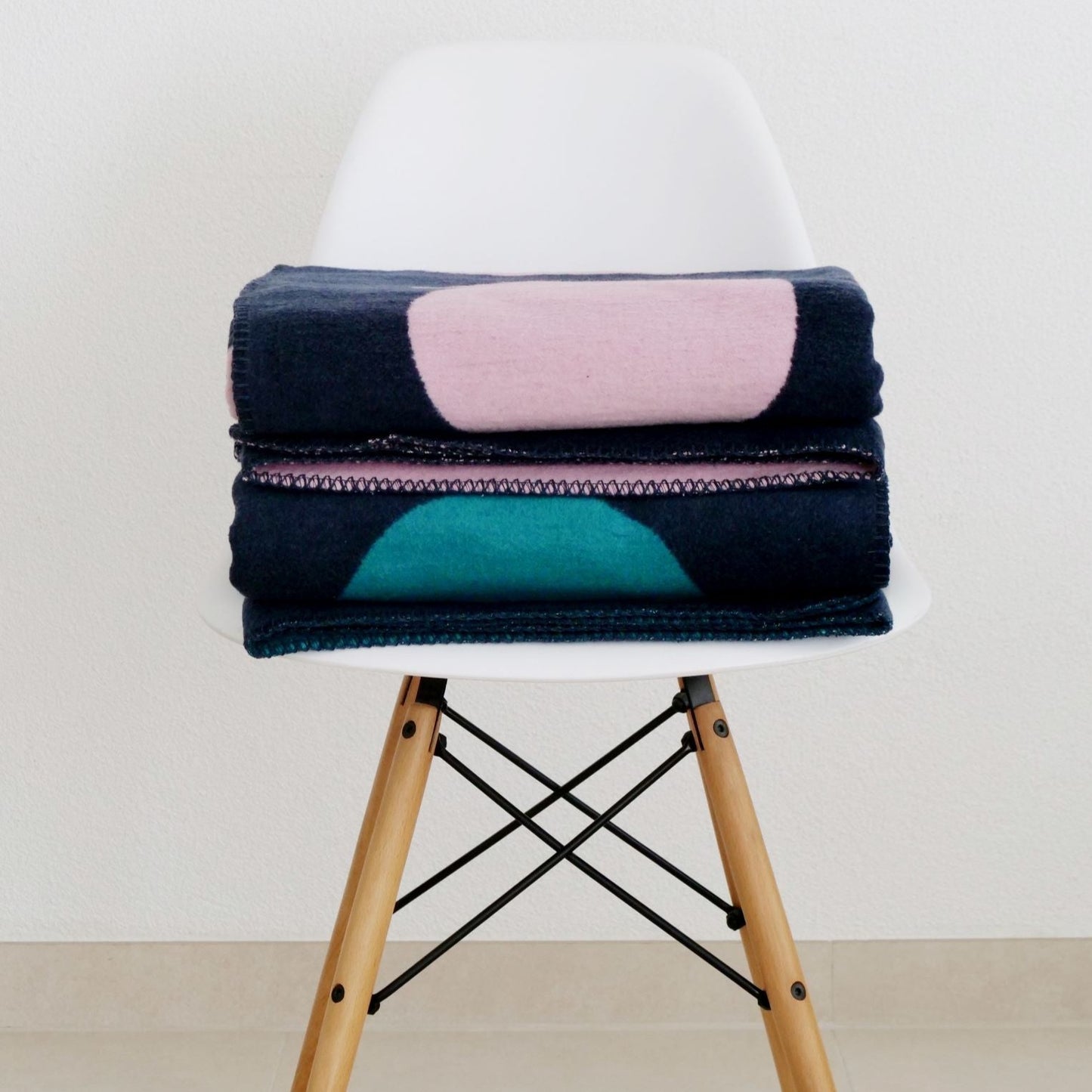 Kuscheldecke "Maja" aus recycelter Baumwolle rosa-blau