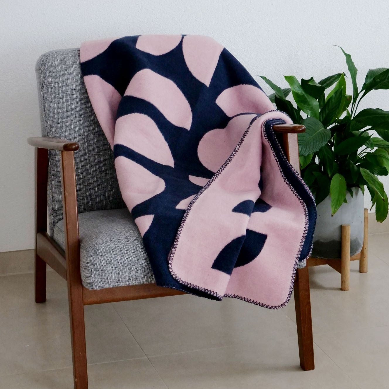 Kuscheldecke "Maja" aus recycelter Baumwolle rosa-blau