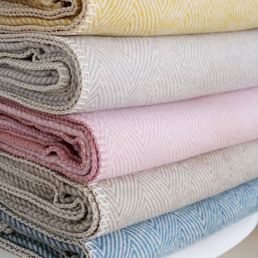 Kuscheldecke "Finn" mit Fischgrätmuster senfgelb - Riema