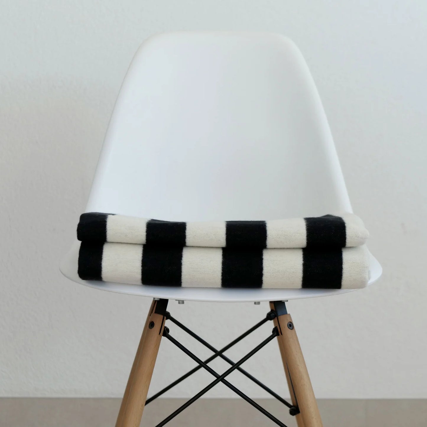 Kuscheldecke "Svea" Streifen schwarz-weiß - Riema