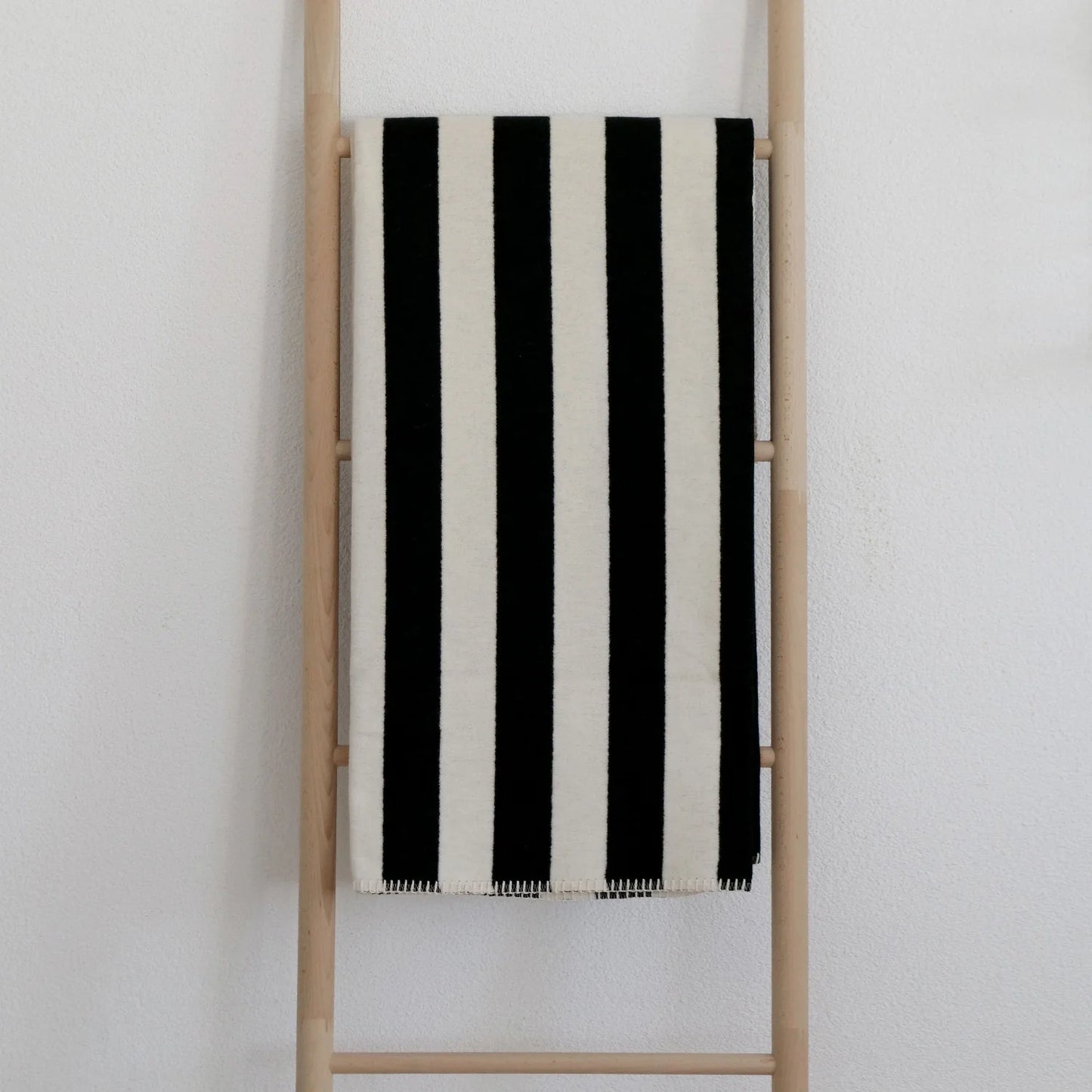 Kuscheldecke "Svea" Streifen schwarz-weiß - Riema