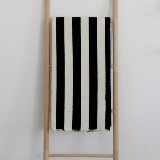 Kuscheldecke "Svea" Streifen schwarz-weiß - Riema