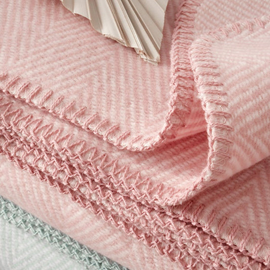 Kuscheldecke "Finn" mit Fischgrätmuster rosa - Riema