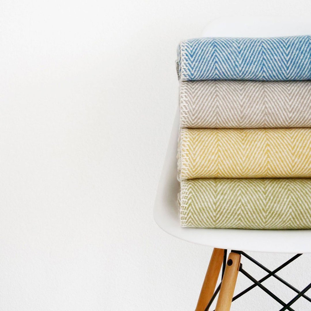 Kuscheldecke "Finn" mit Fischgrätmuster blau - Riema